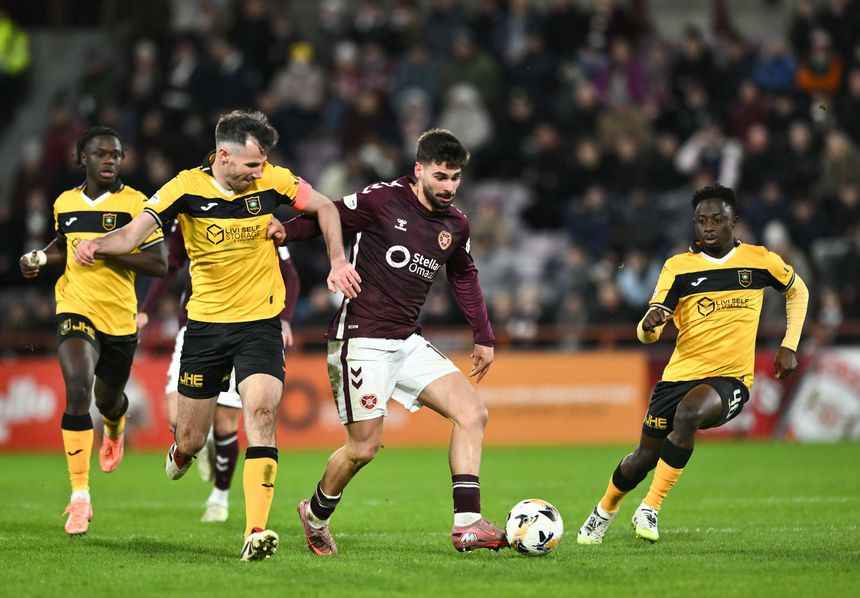 Cláudio Braga em ação na vitória do Hearts frente ao Livingston