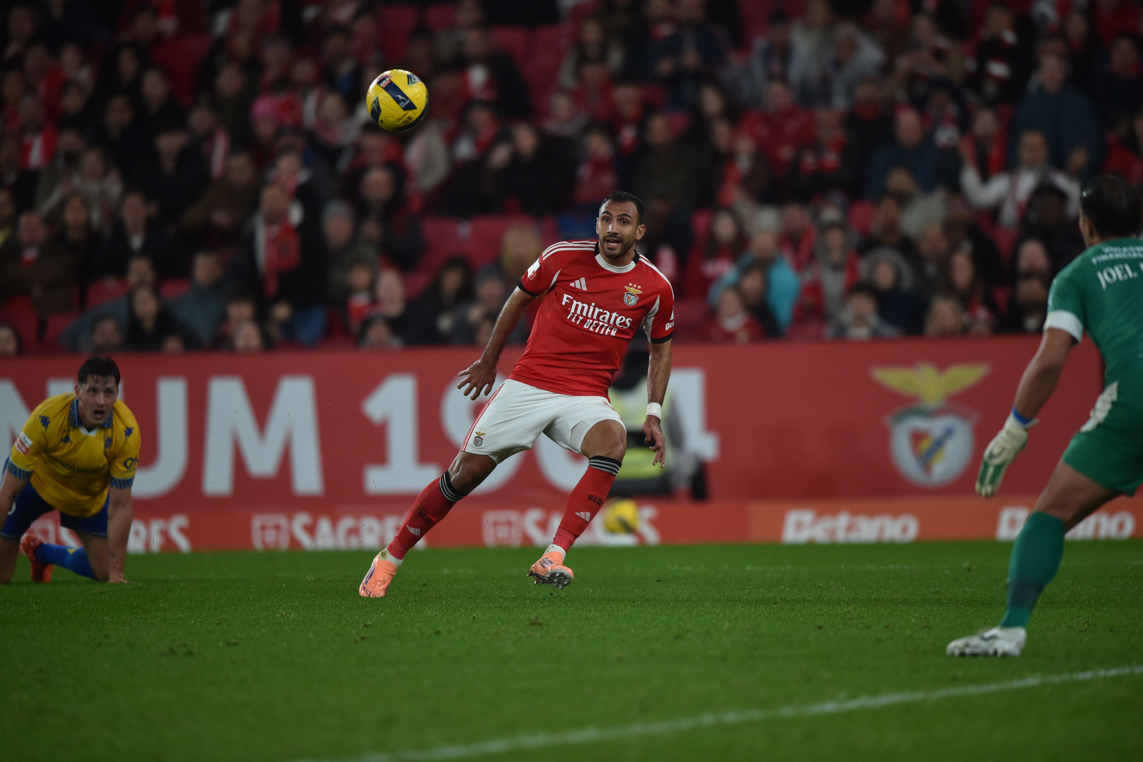 Com um toque subtil e carregado de classe, Pavlidis, isolado por Leandro Barreiro, faz um chapéu a Joel Robles e marca o segundo golo do Benfica