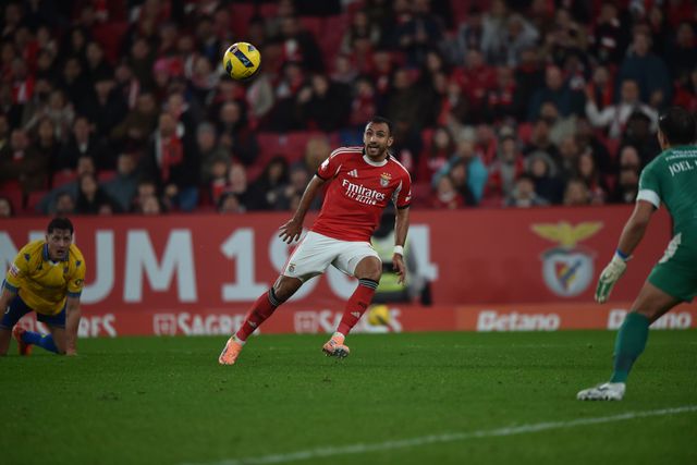 Com um toque subtil e carregado de classe, Pavlidis, isolado por Leandro Barreiro, faz um chapéu a Joel Robles e marca o segundo golo do Benfica