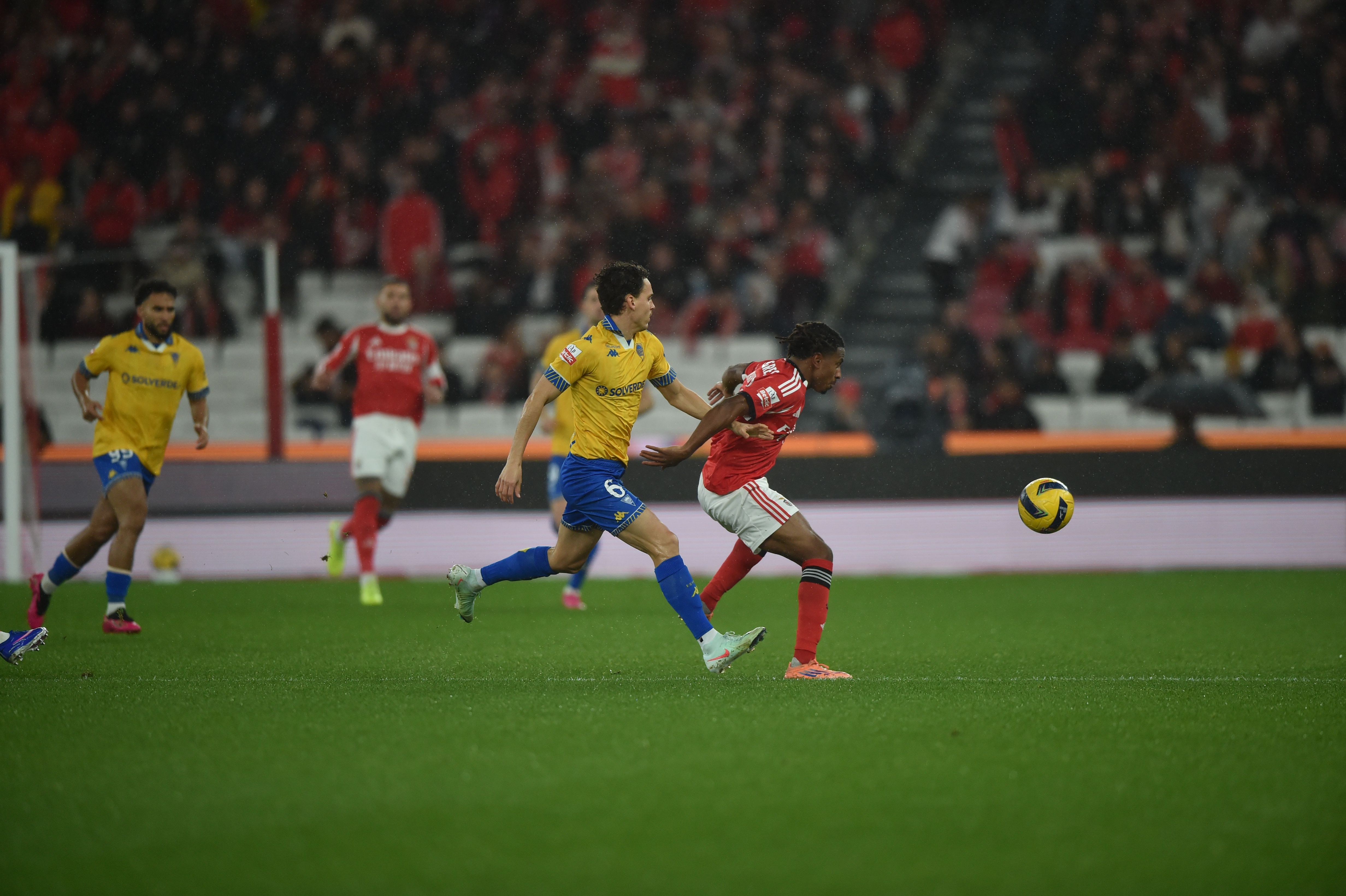 Jandro em disputa de bola com Leandro Barreiro - Foto: Miguel Nunes