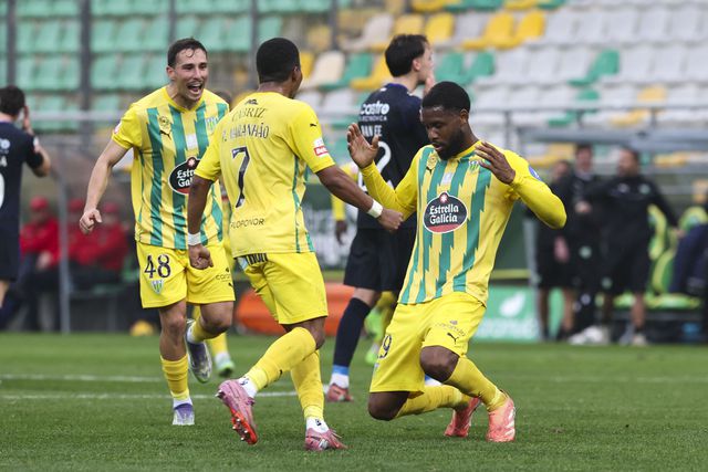 Jordy Pefok celebra o golo apontado ao Arouca. - Foto: PAULO NOVAIS/LUSA