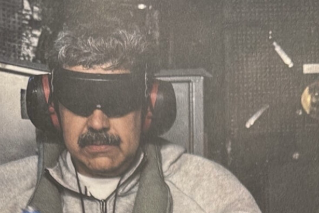 Primeira imagem de Maduro após ser capturado pelos Estados Unidos - Foto: Trump/Truth