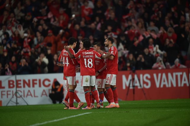 Benfica vence o Estoril e encurta distâncias para o Sporting