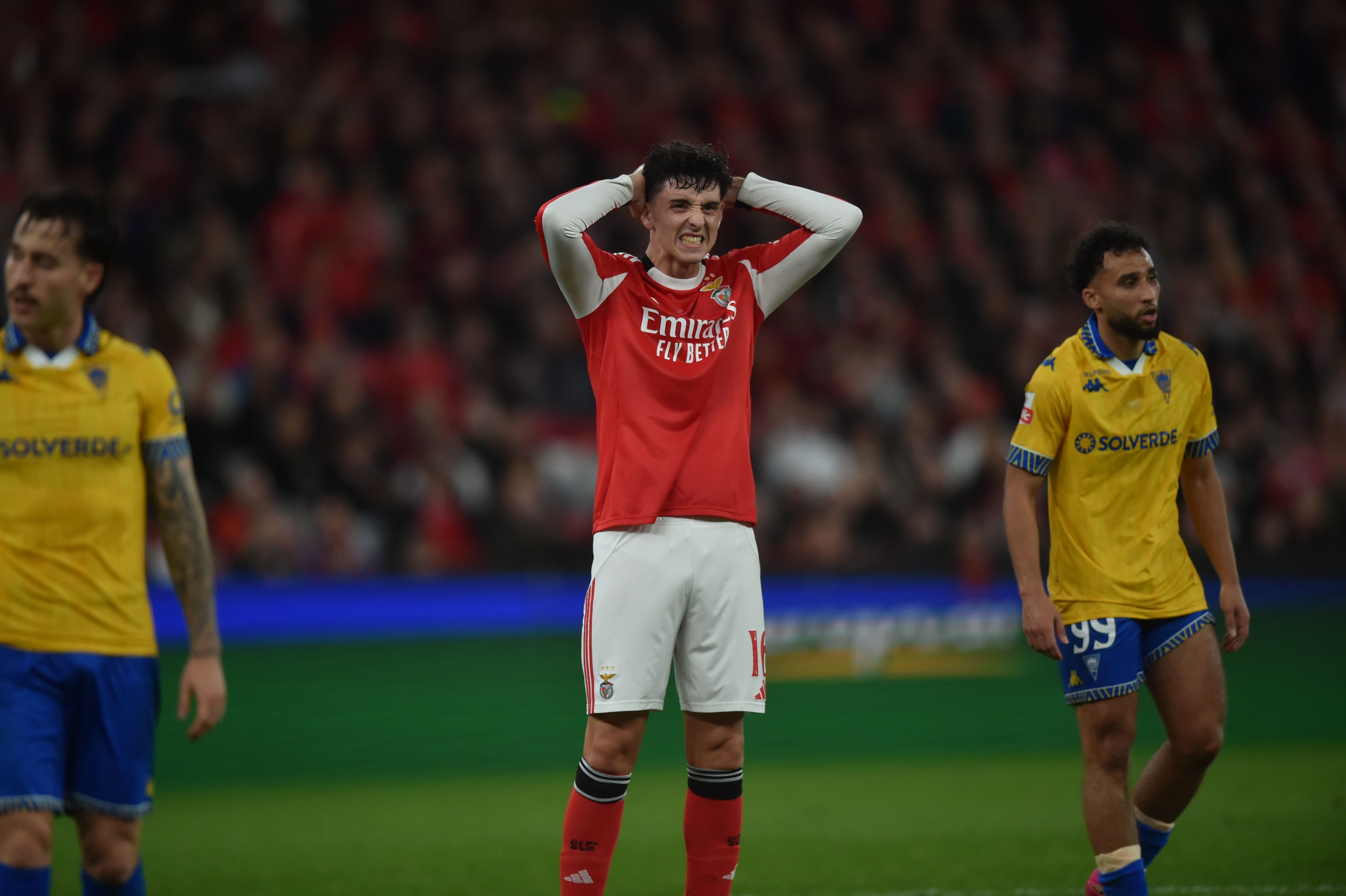 Manu Silva com as mãos na cabeça - Foto: Miguel Nunes