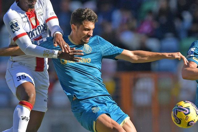 FC Porto B empata em Leiria com Zé Pedro expulso