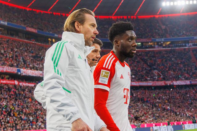 Alphonso Davies lesiona-se e é baixa quase certa para Leverkusen