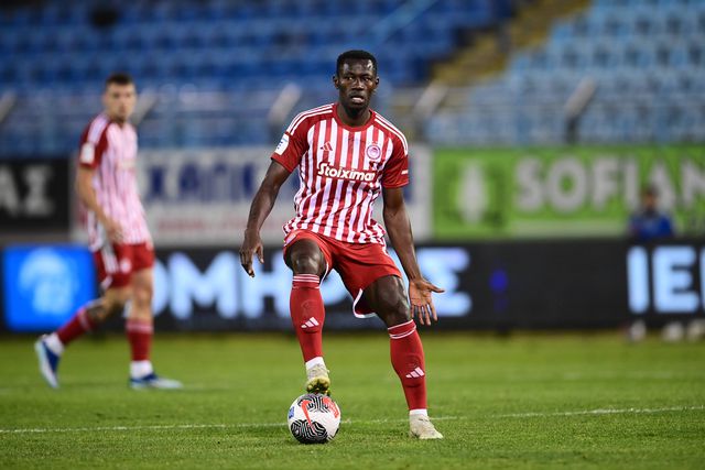 Ameaças e suspensões: Mady Camara com vida complicada no Olympiakos