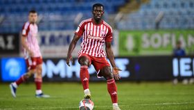 Ameaças e suspensões: Mady Camara com vida complicada no Olympiakos