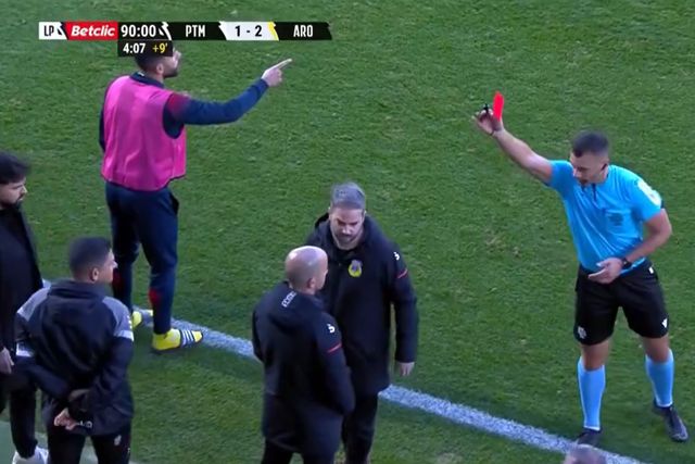 Treinador do Arouca vai falhar jogo com FC Porto: foi expulso após atirar bola para o relvado (vídeo)