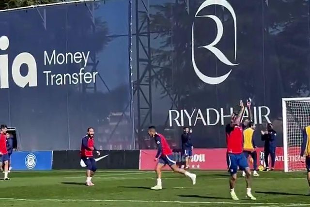 Roleta e chapéu: Samuel Lino brilha no treino do Atlético Madrid