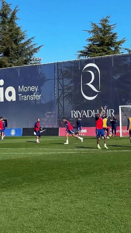 Roleta e chapéu: Samuel Lino brilha no treino do Atlético Madrid