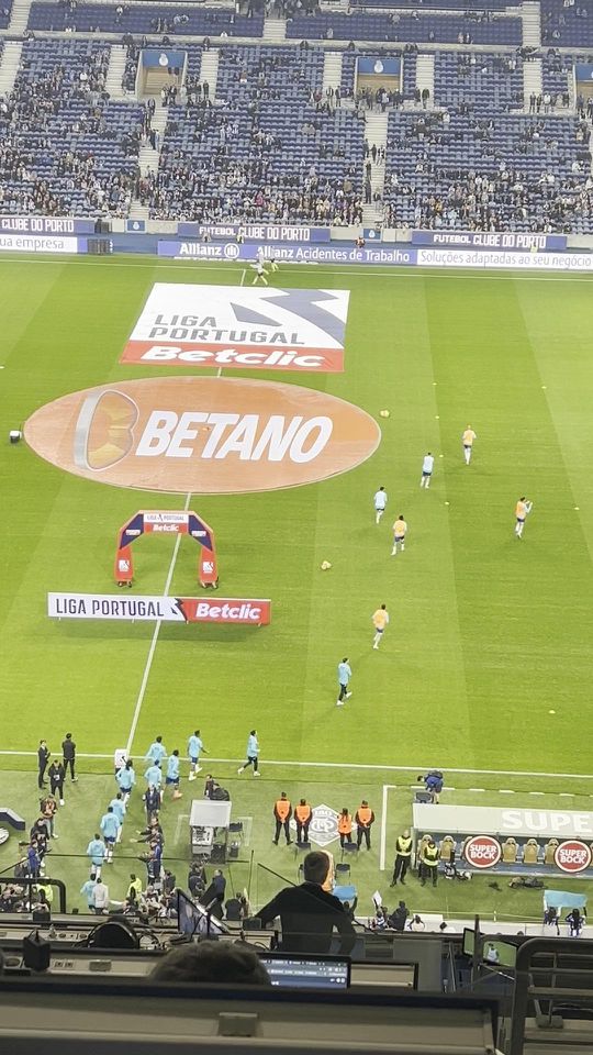 O aquecimento dos jogadores do FC Porto para o duelo com o Rio Ave