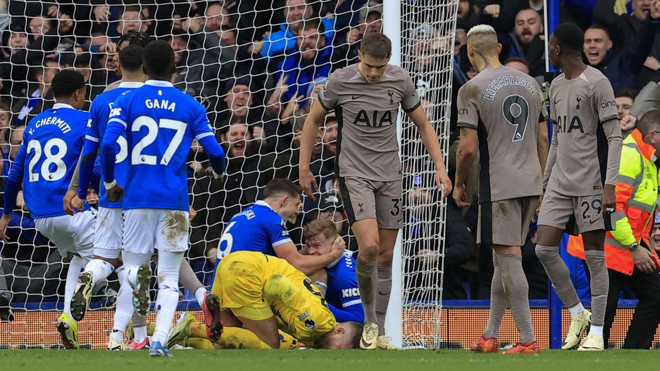 Vídeos: Everton arranca empate ao Tottenham já com Beto e Chermiti em campo