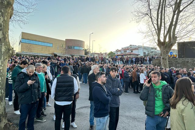 Milhares de pessoas esperam abertura do estádio em Famalicão