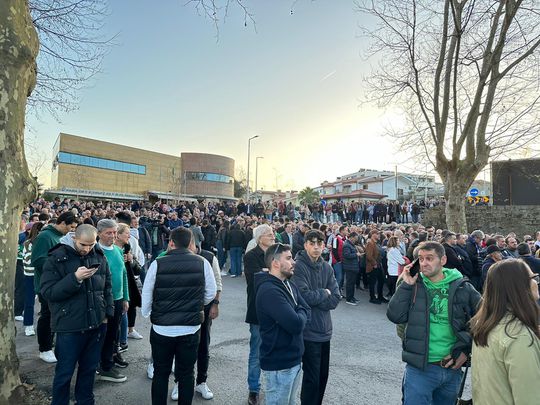 Milhares de pessoas esperam abertura do estádio em Famalicão