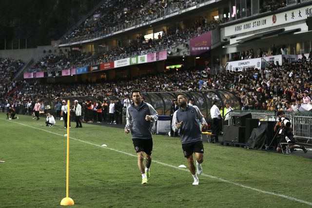 VÍDEO: 40 mil fãs em Hong Kong enchem estádio para verem Messi... treinar