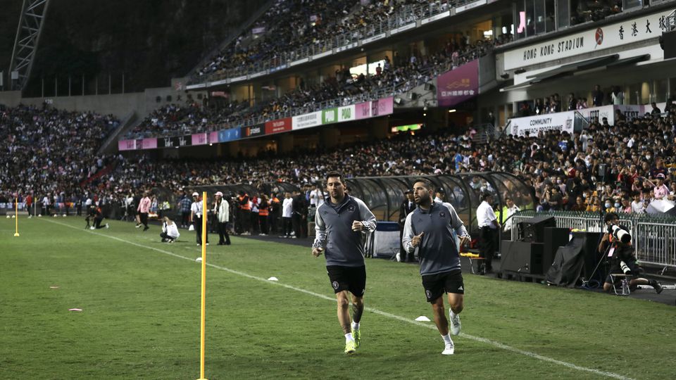VÍDEO: 40 mil fãs em Hong Kong enchem estádio para verem Messi... treinar