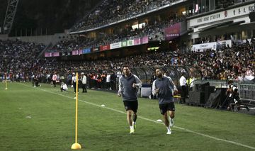 VÍDEO: 40 mil fãs em Hong Kong enchem estádio para verem Messi... treinar