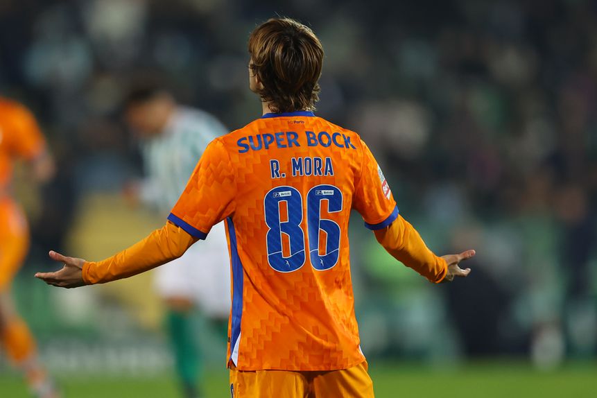 Rodrigo Mora de braços abertos durante o jogo com o Rio Ave