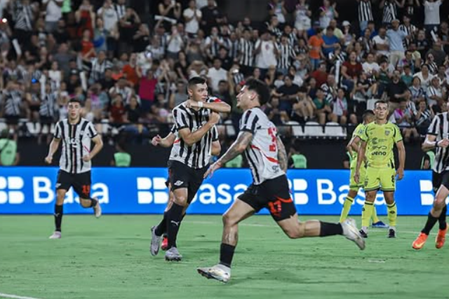 Cardozo festeja golo