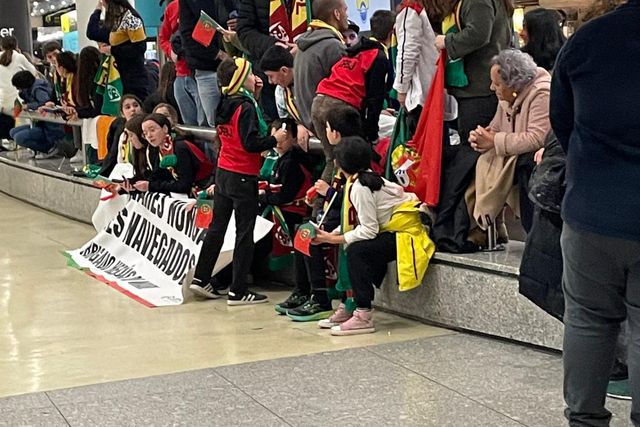 Dezenas de adeptos esperam a Seleção Nacional de andebol no aeroporto