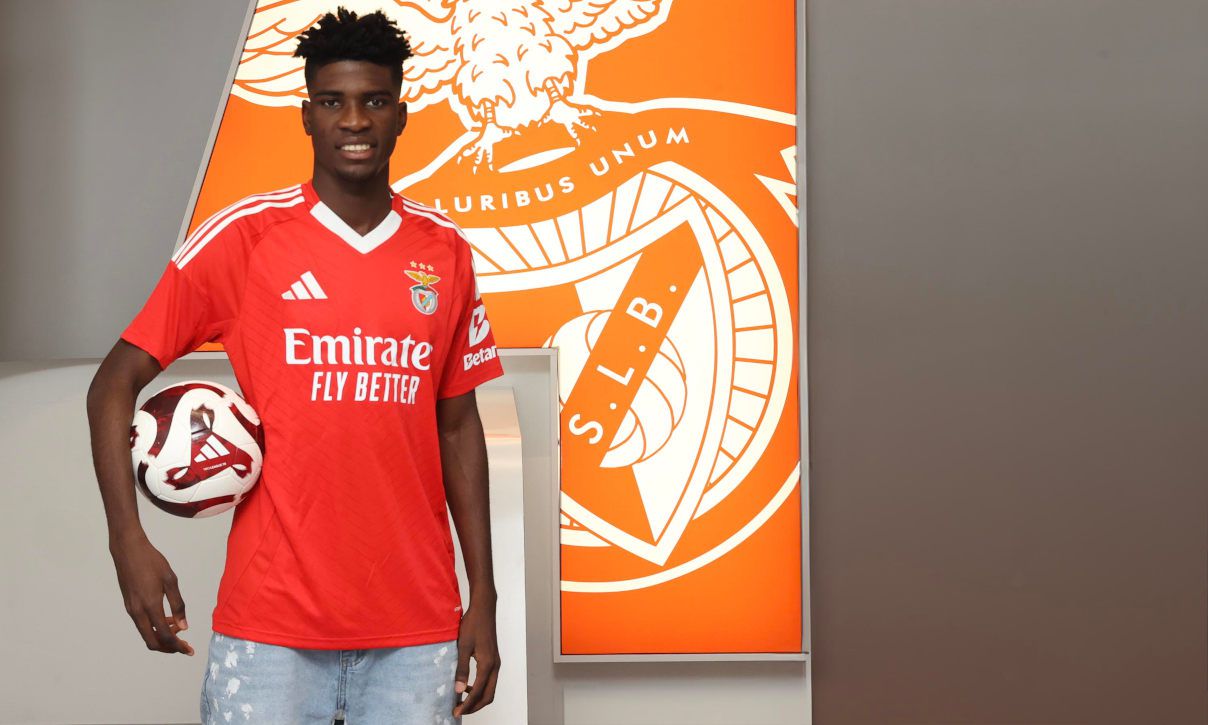 Peter Edokpolor, avançado nigeriano, a posar na oficialização pelo Benfica