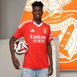 Peter Edokpolor, avançado nigeriano, a posar na oficialização pelo Benfica