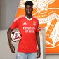 Peter Edokpolor, avançado nigeriano, a posar na oficialização pelo Benfica