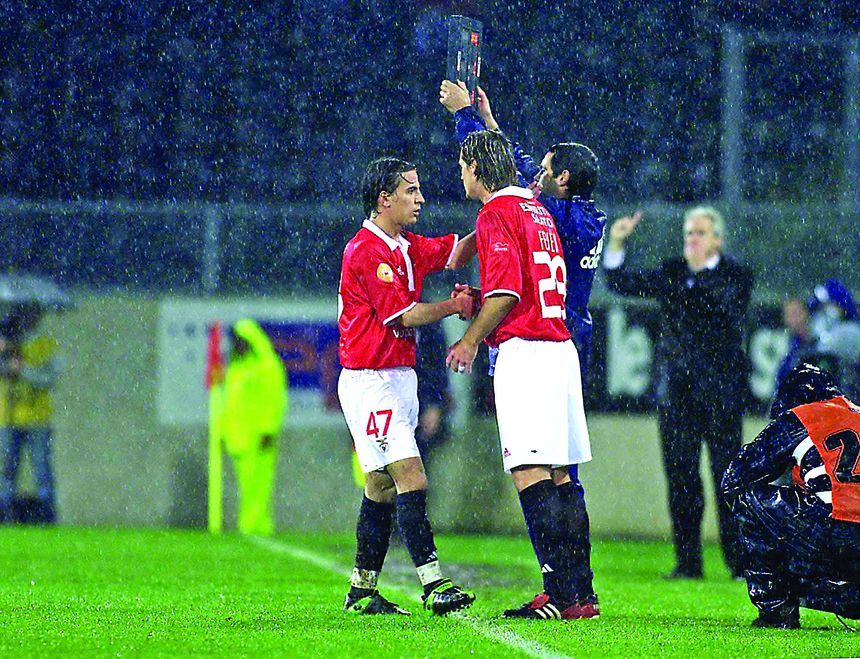 Miklos Fehér substitui João Pereira ao minuto 60 do jogo do Benfica em Guimarães, a 25 de janeiro de 2004