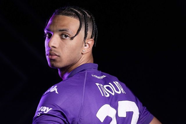 Cher Ndou tira uma fotografia com as cores da Fiorentina