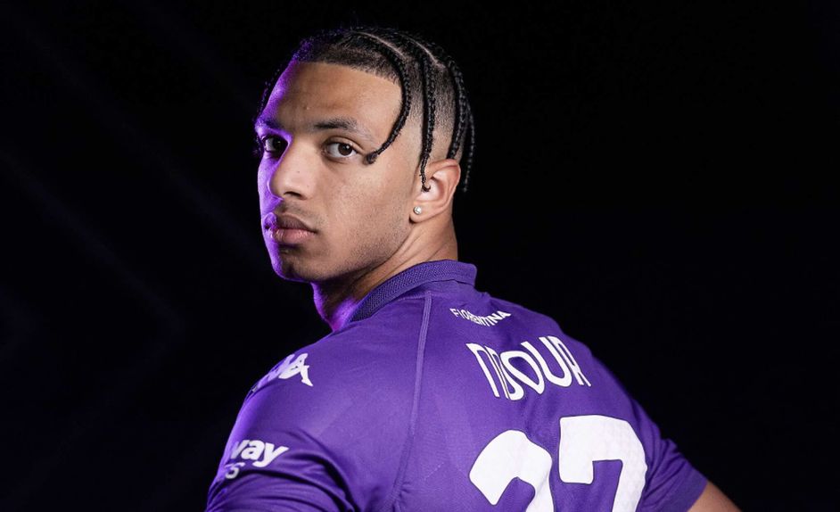 Cher Ndou tira uma fotografia com as cores da Fiorentina