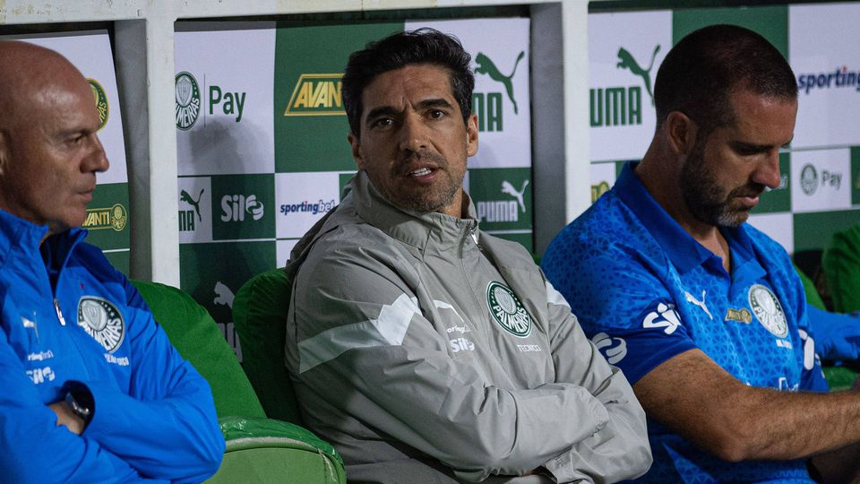 Abel Ferreira no banco de suplentes do Palmeiras