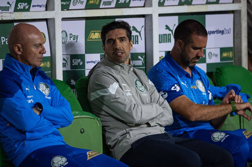 Abel Ferreira no banco de suplentes do Palmeiras