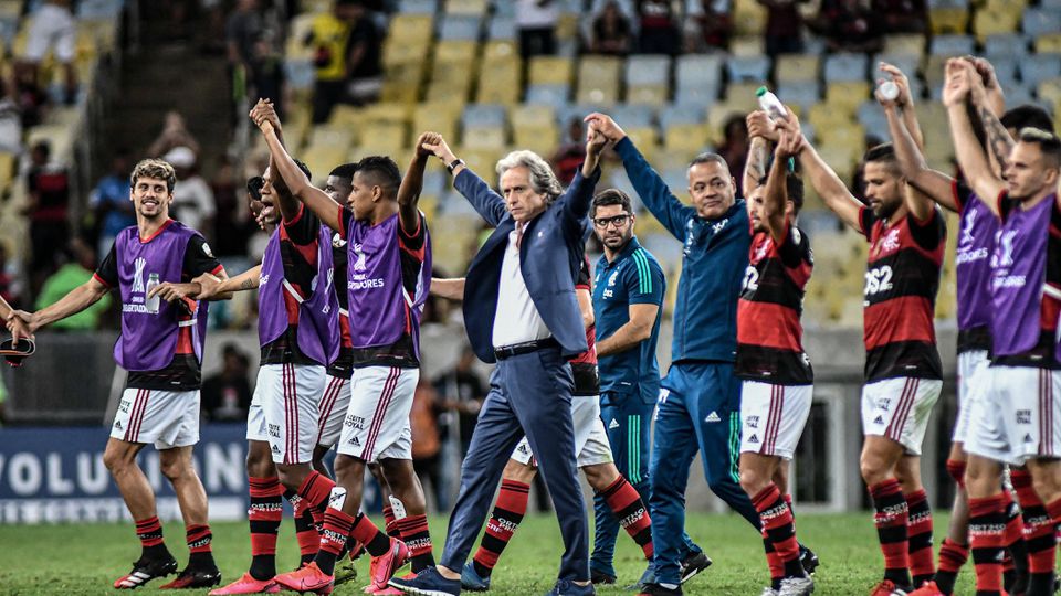Jorge Jesus festeja com os jogadores no Flamengo