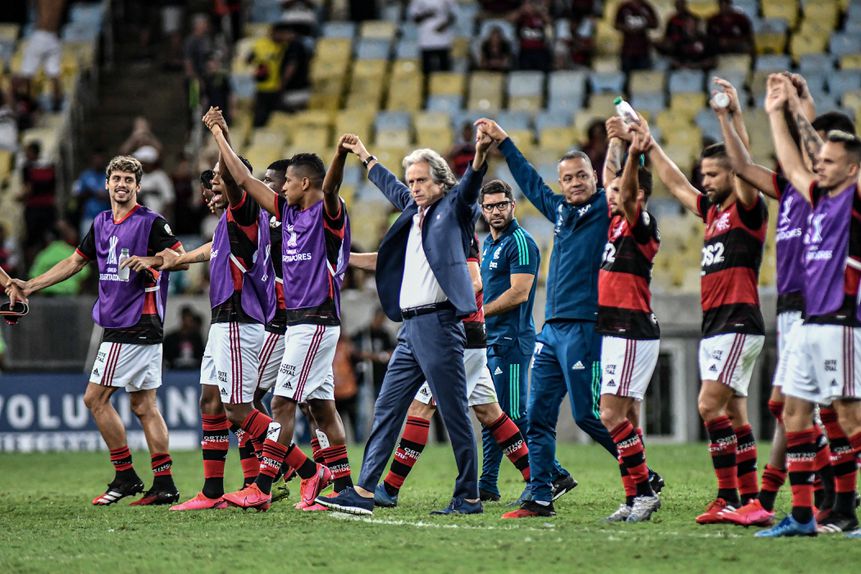 Jorge Jesus festeja com os jogadores no Flamengo