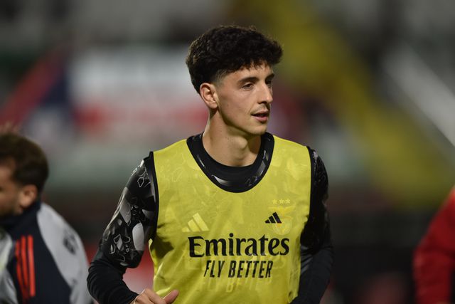 Manu Silva, médio do Benfica, em aquecimento para o jogo com o Estrela da Amadora