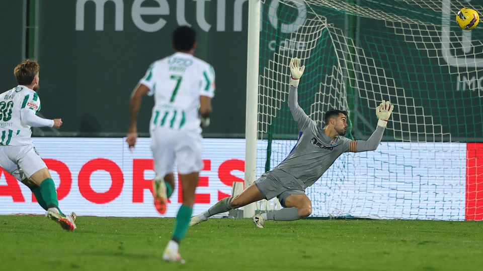 Olinho feliz da vida com o golo