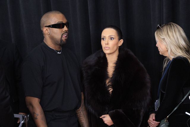 Mulher de Kanye West 'choca' com 'vestido' transparente nos Grammys