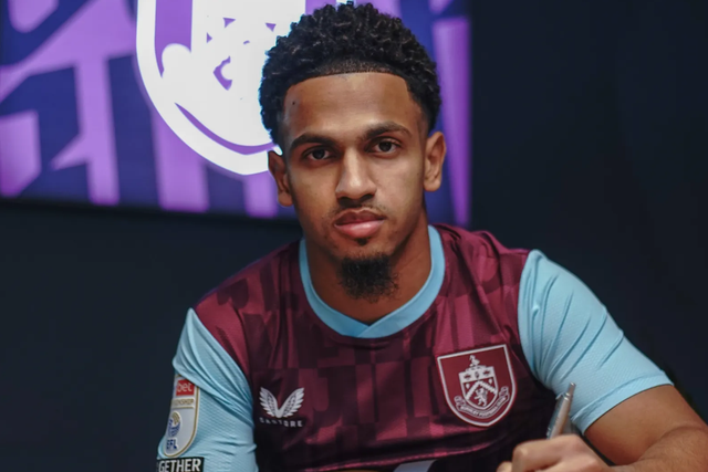 Marcus Edwards apresentado no Burnley