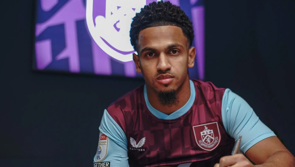 Marcus Edwards apresentado no Burnley