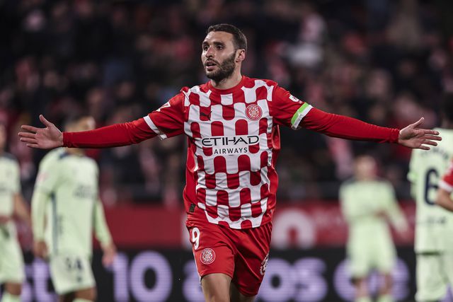 Abel Ruiz celebra, com os braços abertos, um golo marcado pelo Girona ao Las Palmas