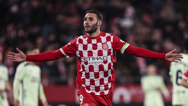 Abel Ruiz celebra, com os braços abertos, um golo marcado pelo Girona ao Las Palmas