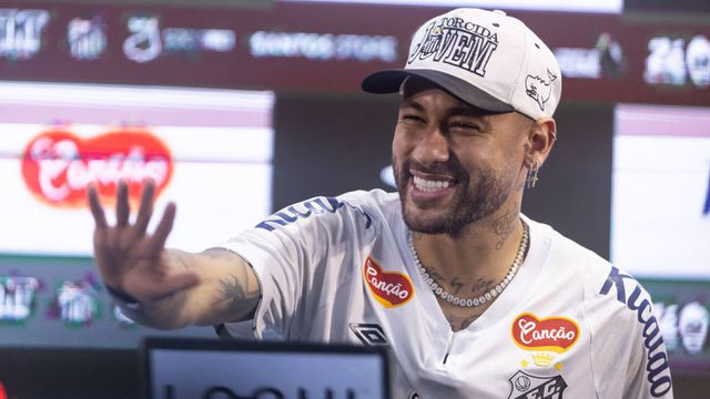 Neymar durante a apresentação no regresso ao Santos (IMAGO)