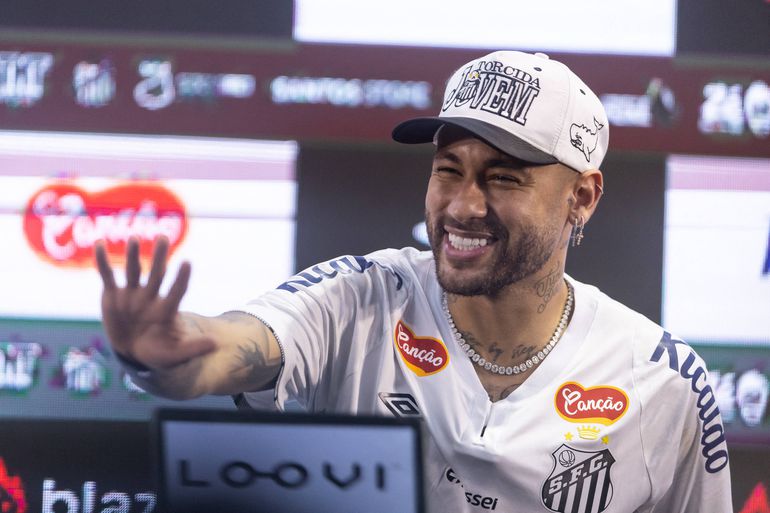 Neymar durante a apresentação no regresso ao Santos (IMAGO)