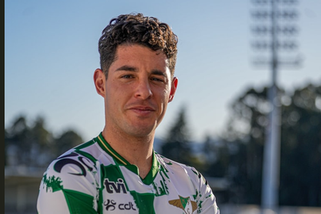 Mercado oficial: Famalicão empresta lateral formado no Barcelona ao Moreirense