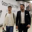 Dahl na chegada a Lisboa, acompanhado por Rui Pedro Braz, diretor desportivo do Benfica
