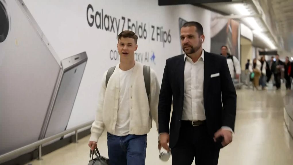 Dahl na chegada a Lisboa, acompanhado por Rui Pedro Braz, diretor desportivo do Benfica