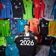 Manuel Neuer com todas as camisolas que usou em 15 temporadas no Bayern