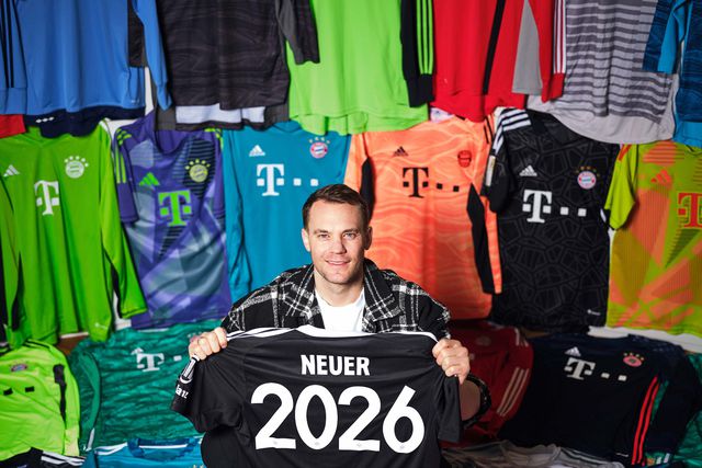 Manuel Neuer com todas as camisolas que usou em 15 temporadas no Bayern