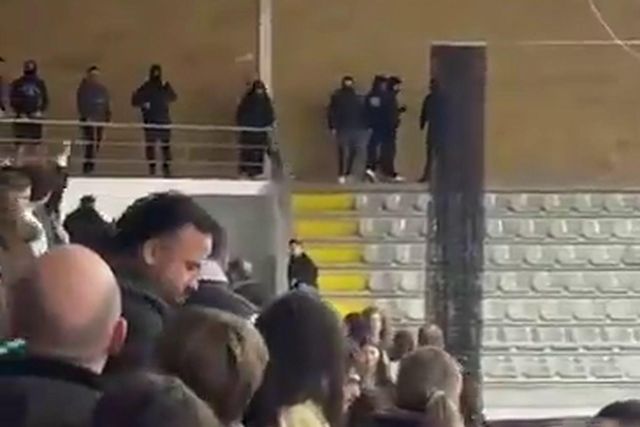 VÍDEO: ‘casuals’ do FC Porto interrompem jogo com V. Guimarães 